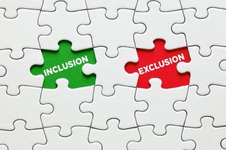 puzzle avec pièce en rouge avec écriture "exclusion" et pièce en vert avec écriture "inclusion"