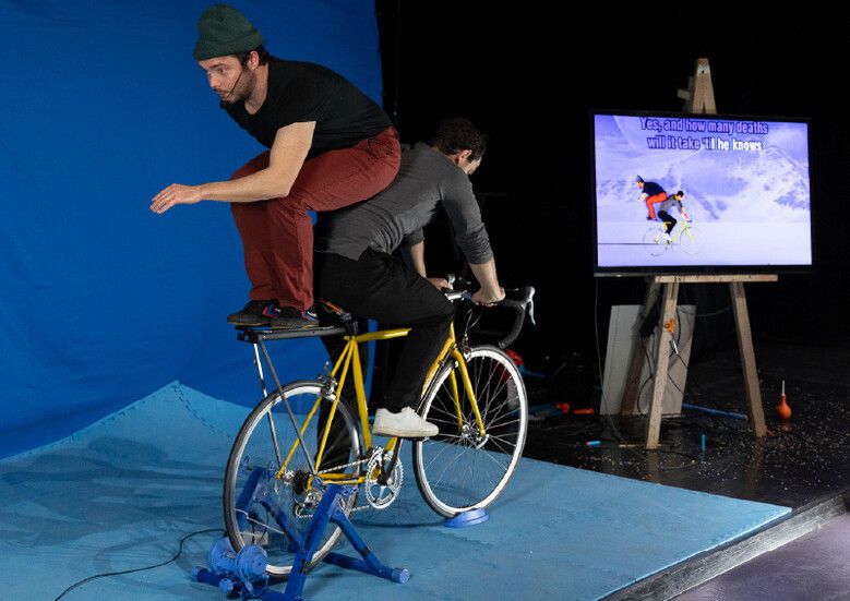 scène avec deux personnes à vélo ave TV qui reprend la scène sur un fond de neige