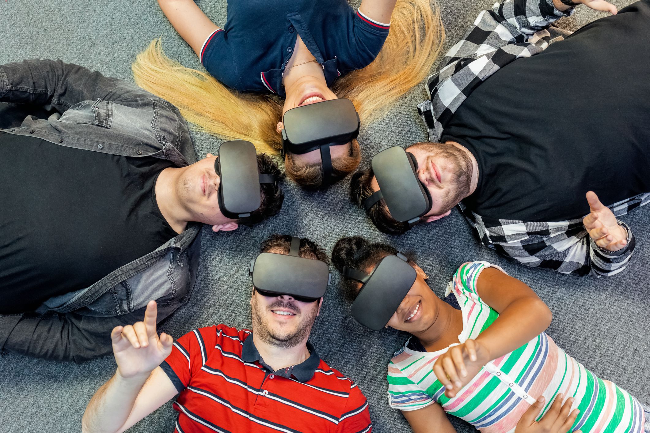 5 personnes avec casque VR