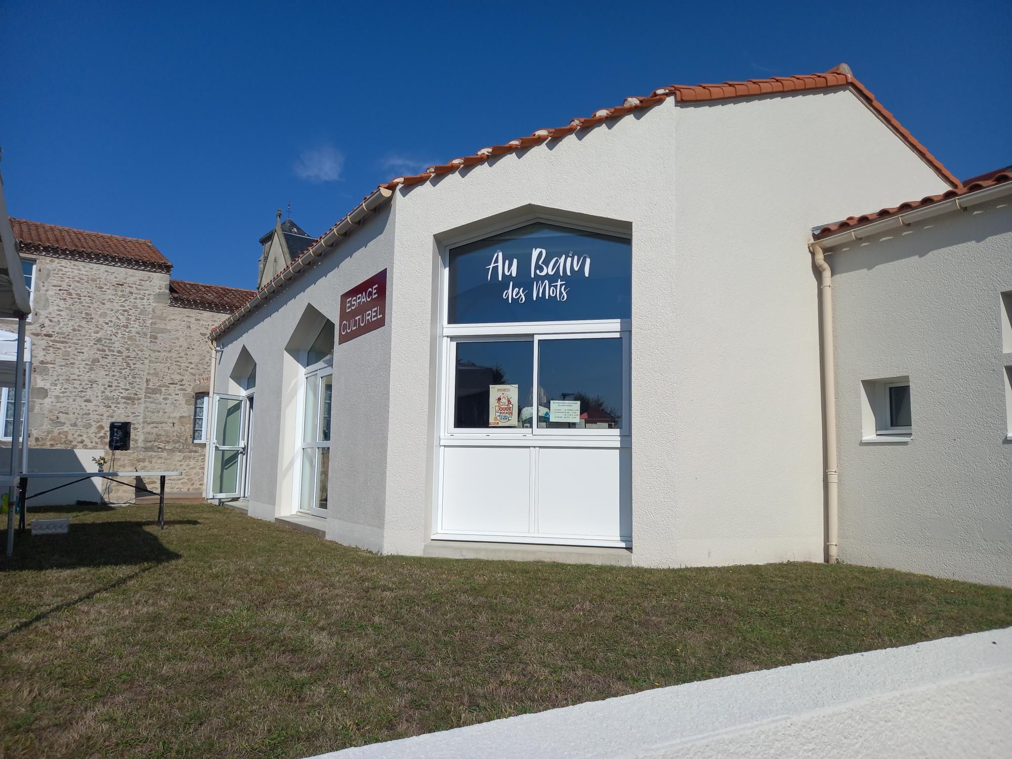 Image représentant l'entrée de la bibliothèque de Saint-Aubin-Des-Ormeaux.