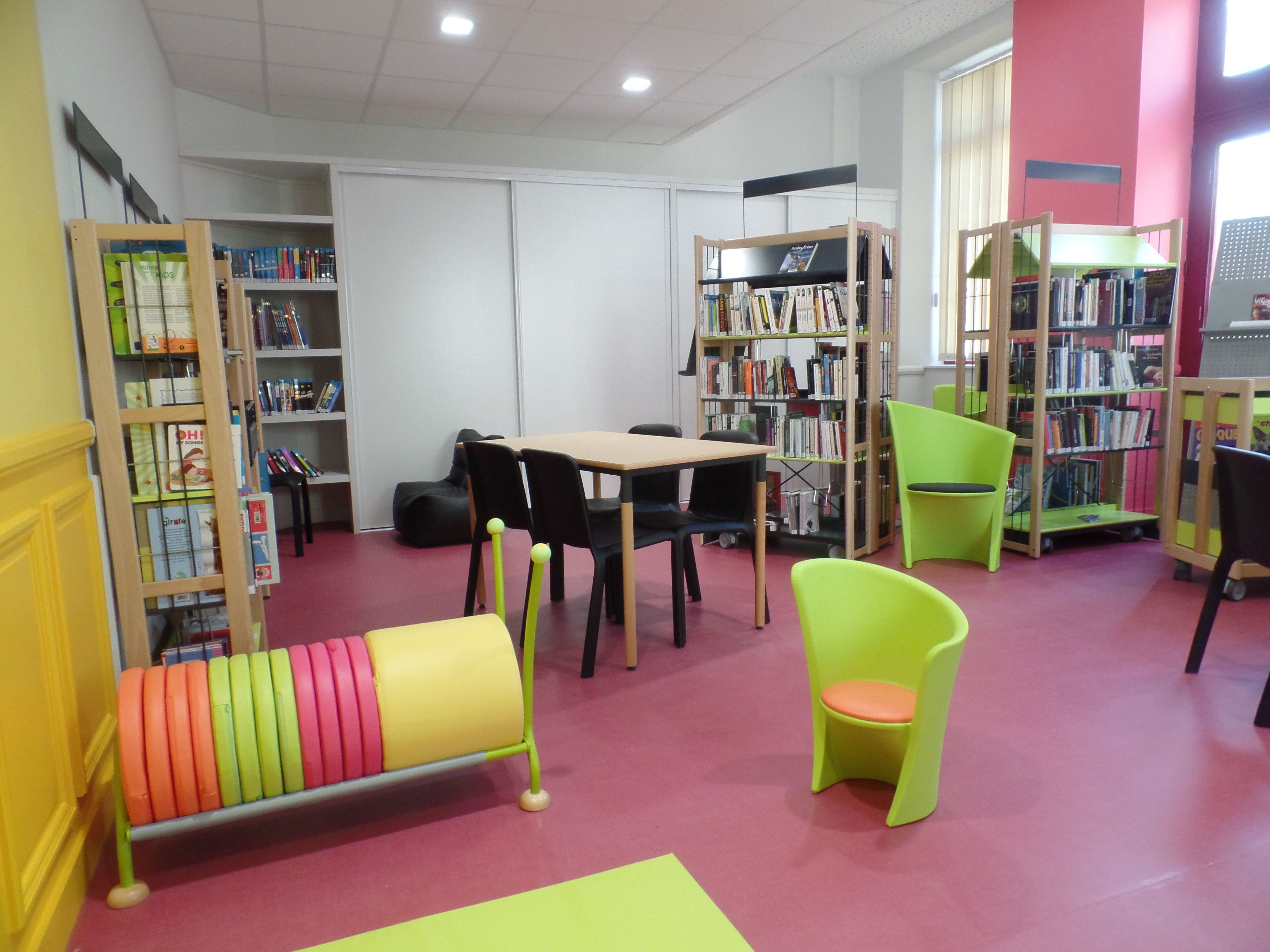 Image qui représente l'intérieur de la bibliothèque de Bourneau