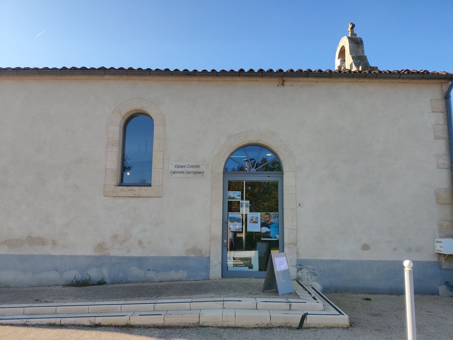 Image qui représente l'extérieur de la  bibliothèque de Bouillé-Courdault