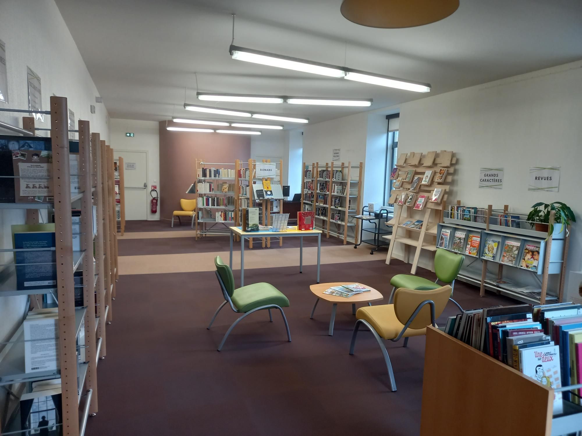 Image qui représente l'intérieur de la bibliothèque de Bazoges-en-Paillers