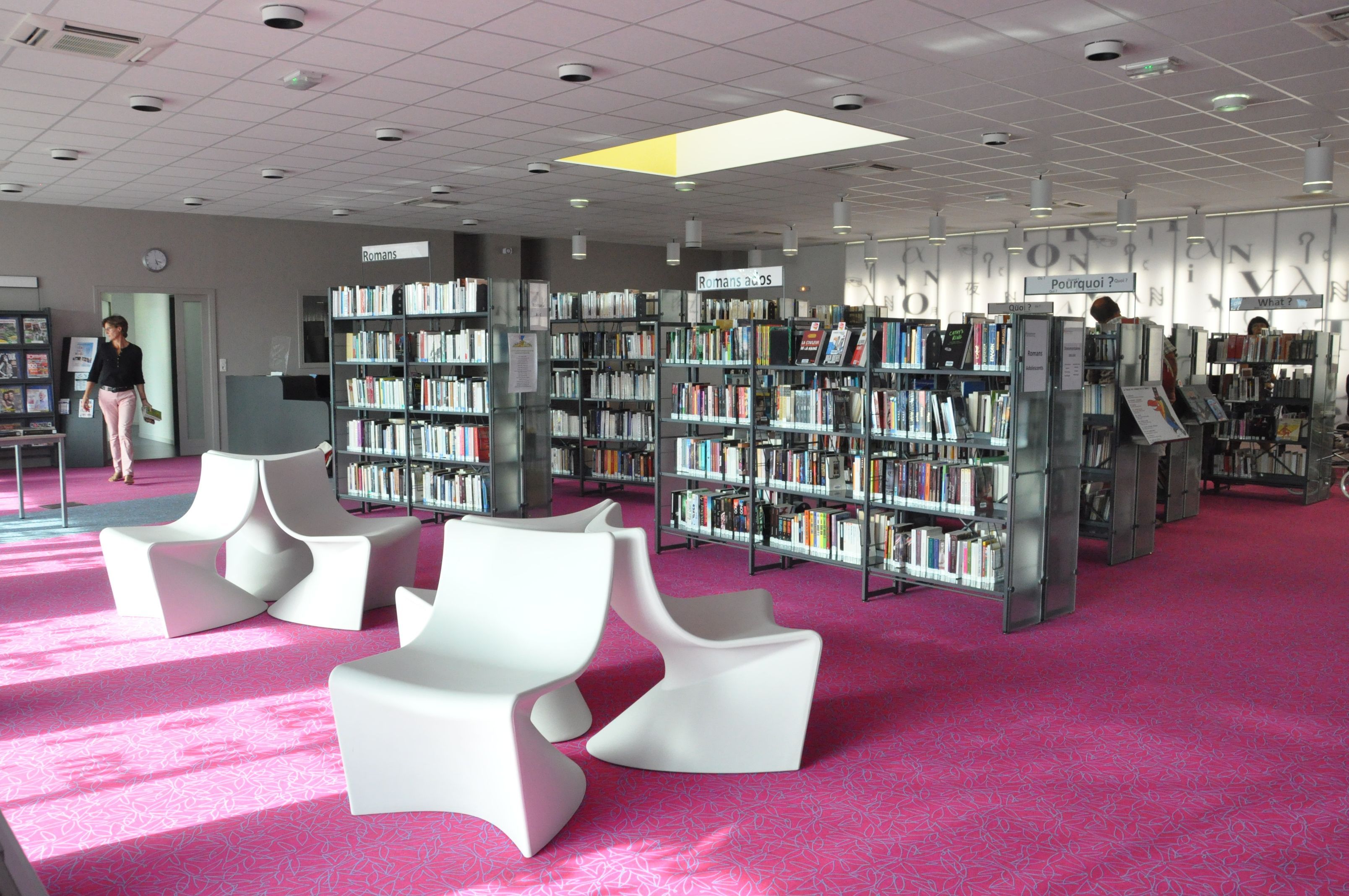 Image qui représente l'intérieur de la bibliothèque d'Aizenay