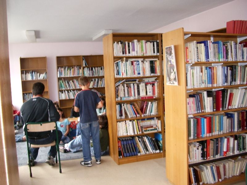 Image qui représente l'intérieur de la bibliothèque de Saint-Hilaire-des-Loges.