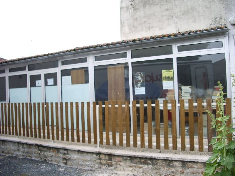 Image qui représente l'extérieur de la  bibliothèque de Saint-Hilaire-des-Loges