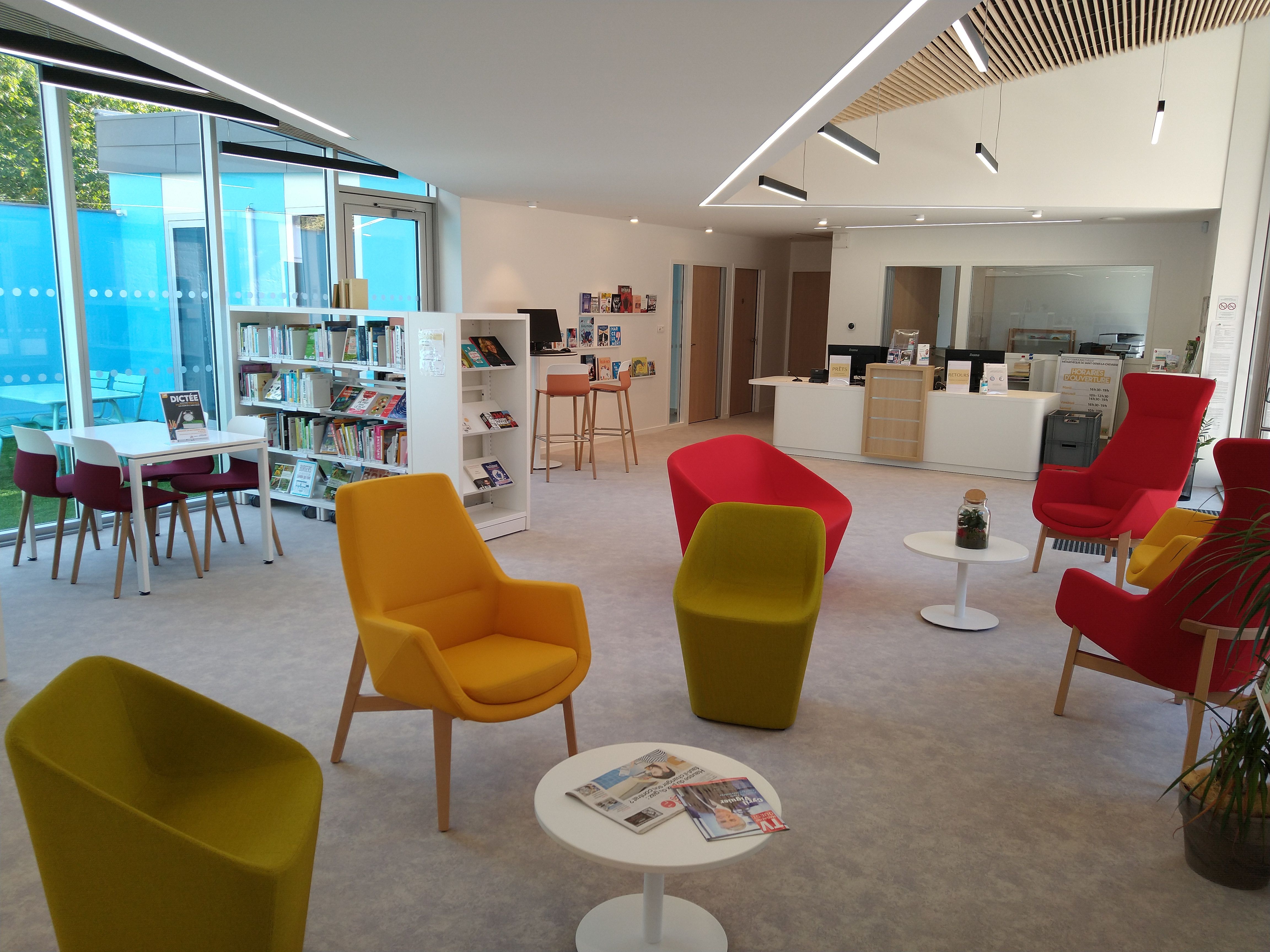 Image qui représente l'intérieur de la  bibliothèque de Saint-Denis-La-Chevasse