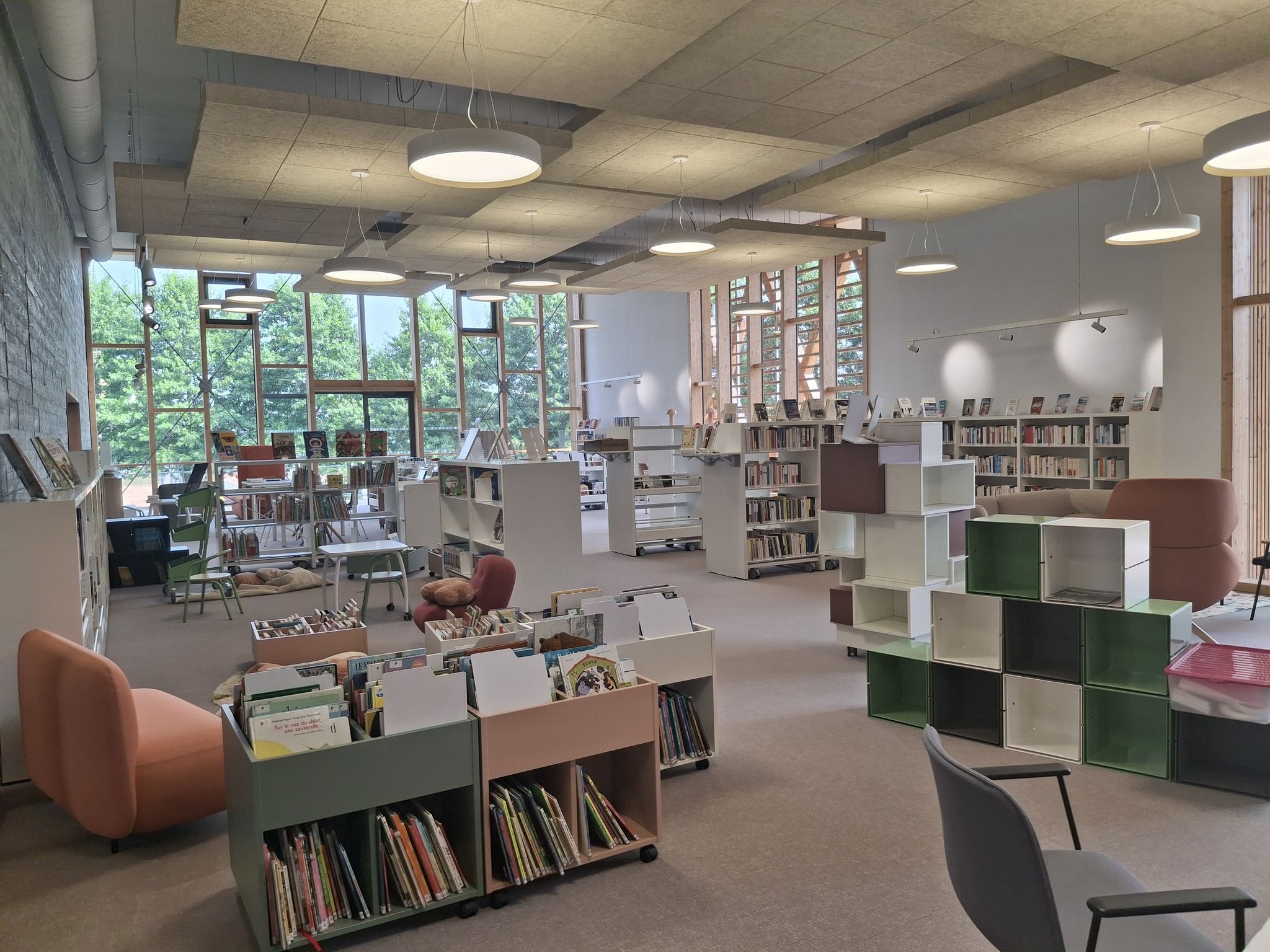 Image qui représente l'intérieur de la bibliothèque de Saint-Laurent-Sur-Sèvre