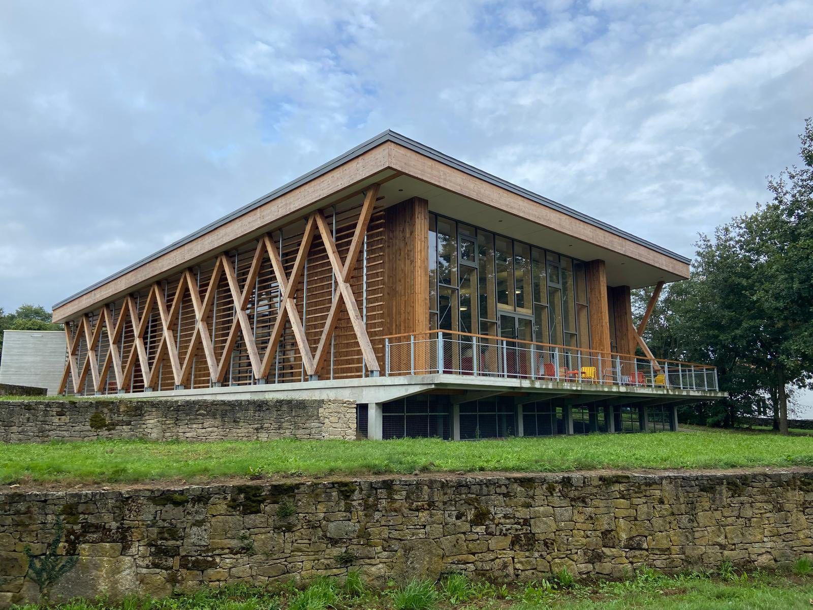Image qui représente l'extérieur de la  bibliothèque de Saint-Laurent-Sur-Sèvre