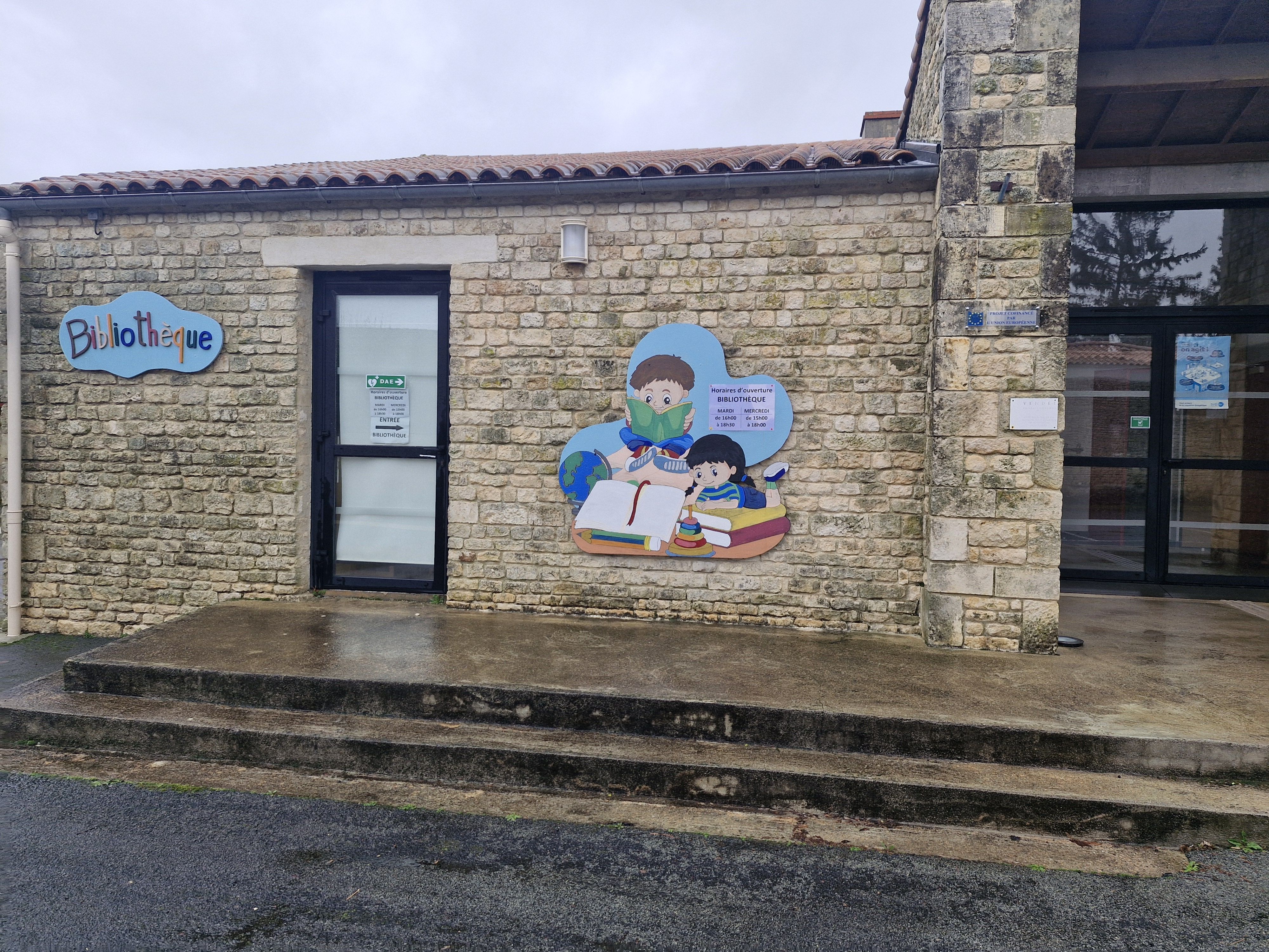 Image qui représente l'extérieur de la  bibliothèque de Saint-Aubin-la-Plaine