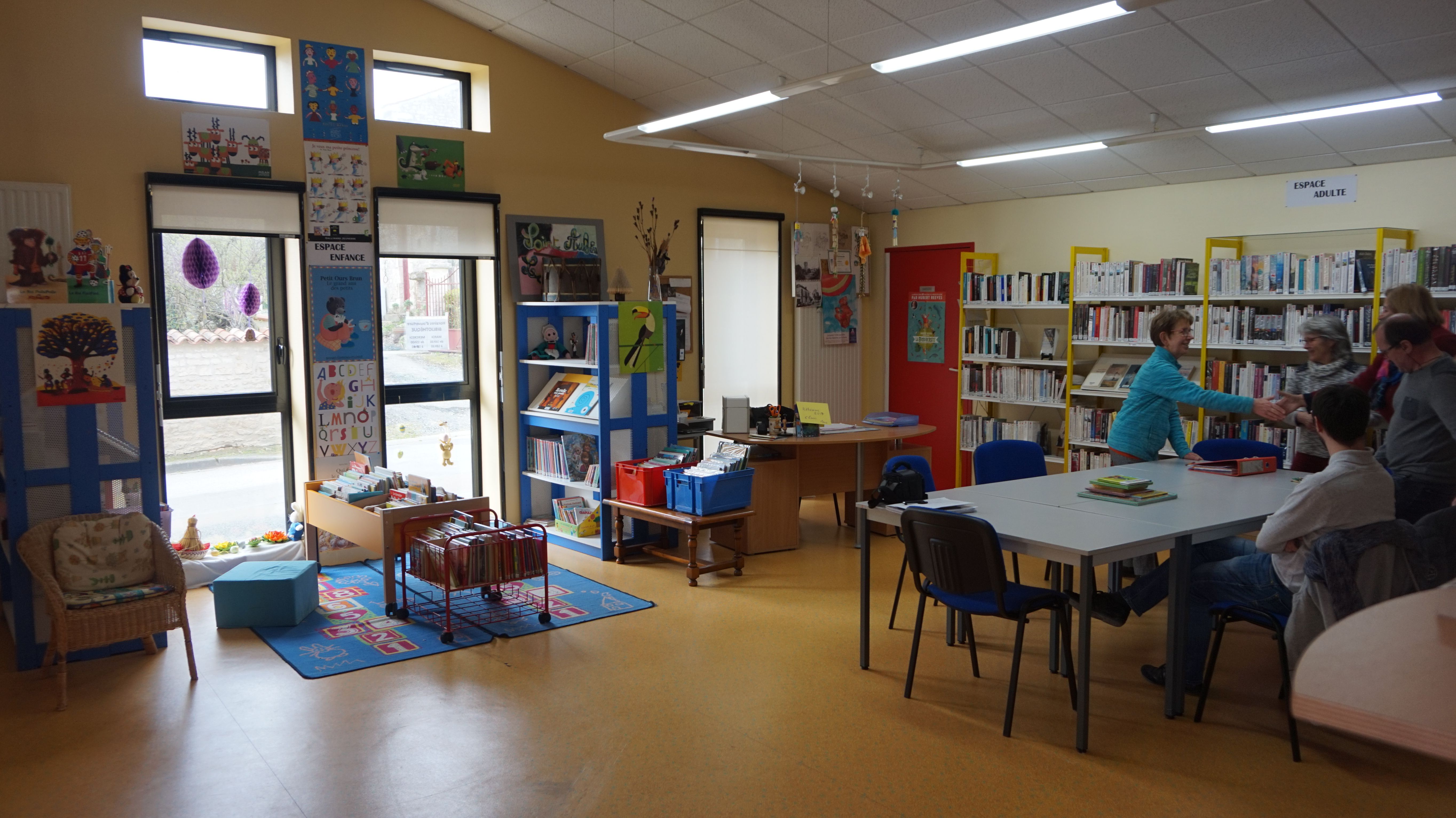 Image qui représente l'intérieur de la bibliothèque de Saint-Aubin-la-Plaine