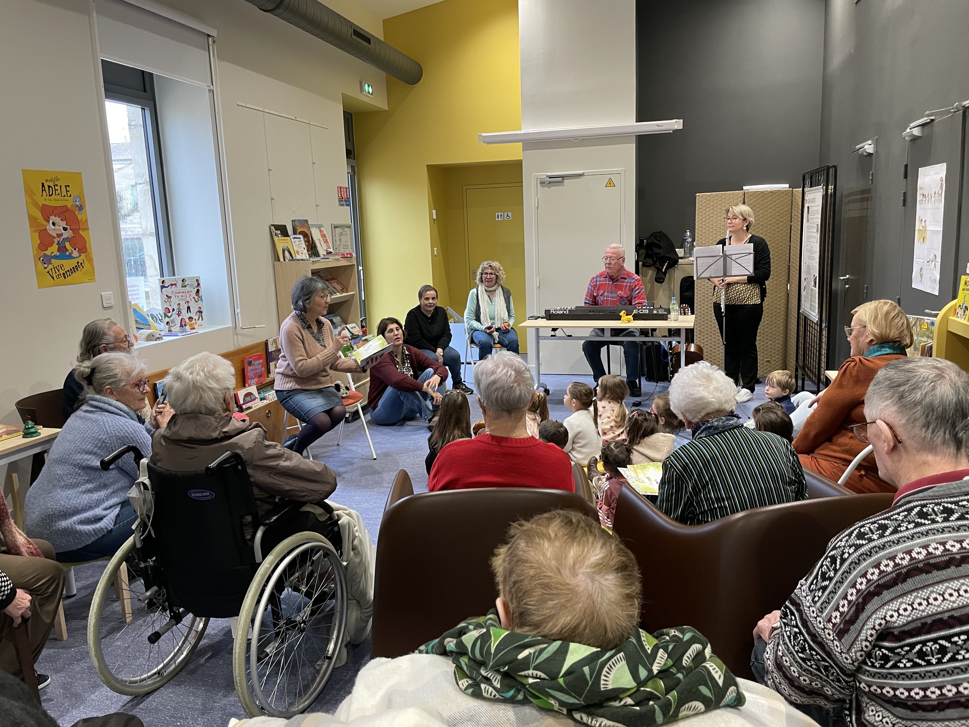 Image avec les enfants de l'école et des résidents de l'Ehpad qui assistent à l'animation lecture musicale dans le cadre du prix Chronos