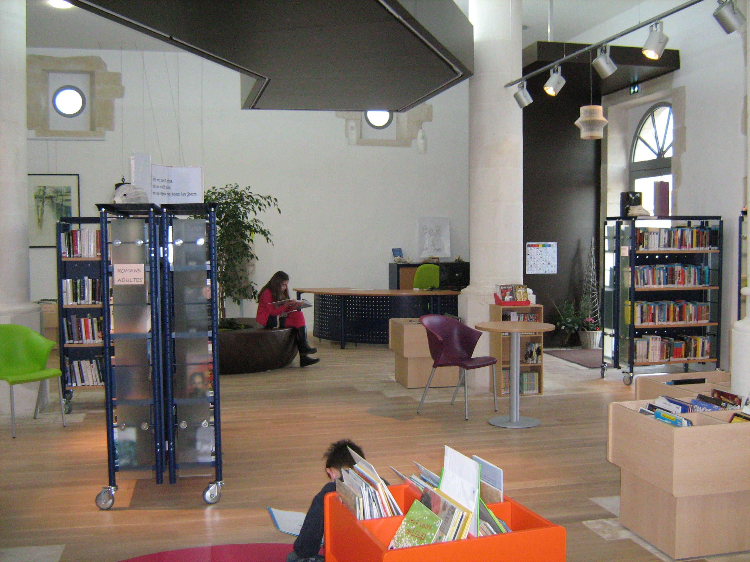 Image qui représente l'intérieur de la bibliothèque de Bouillé-Courdault